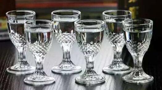 白酒為何不標(biāo)注保質(zhì)期？酒精飲料的獨特屬性解析